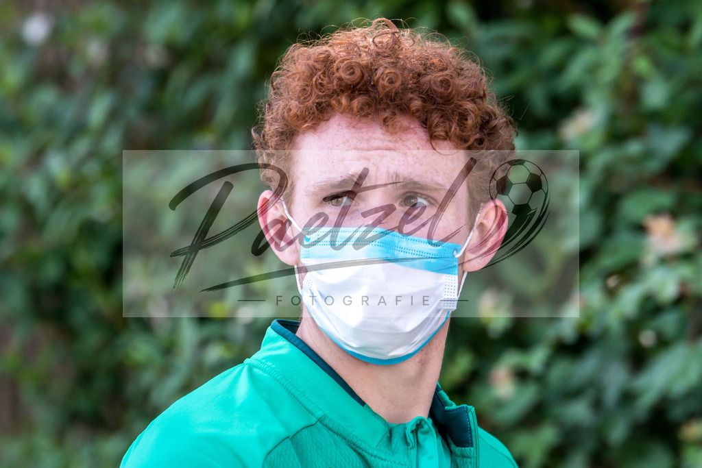TRASVW20200521_0111 | Fussball, Herren: Joshua Sargent (Werder Bremen) schaut auf dem Weg in die Kabine vom Trainingsplatz am 21.05.2020 in Bremen, Deutschland. - Realisiert mit Pictrs.com