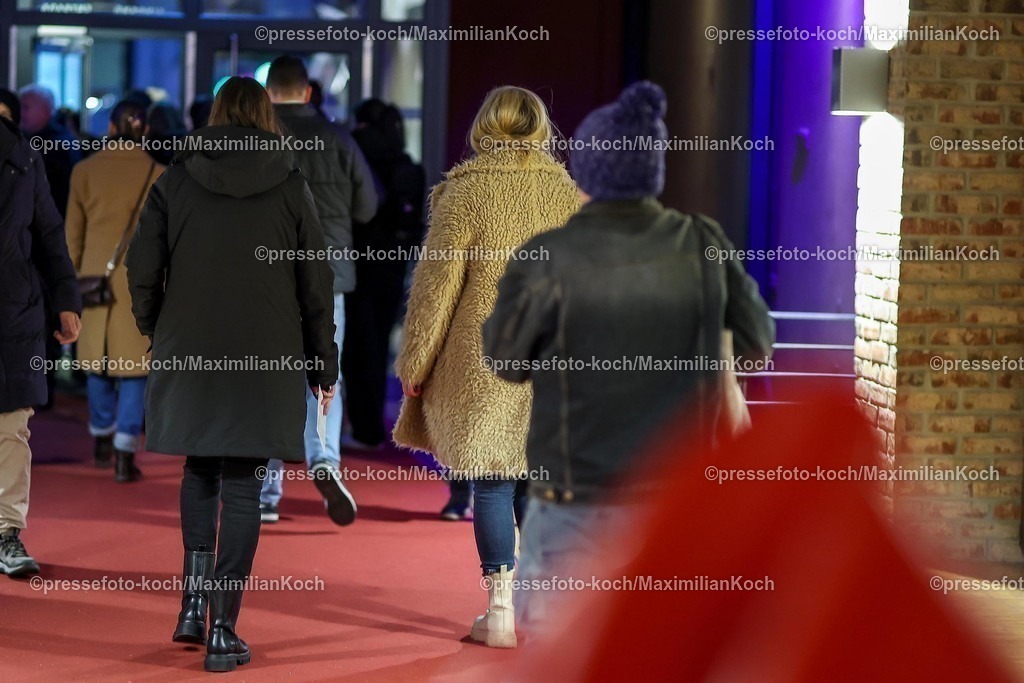 Wup06022501128 | 06.02.2025, Wahlkampfveranstaltung Bündnis Sahra Wagenknecht - Besucher verlassen die Veranstaltung nachdem Die Absage von Sahra Wagenknecht bekannt gegeben wurde in der Alten Papierfabrik in Wuppertal. 