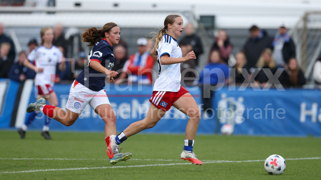 Fussball, Testspiel Frauen, Hamburger SV - Holstein Kiel | v.li.: Emma Jöhnk (Holstein Kiel, 18) und Jonna Wrede (Hamburger SV, HSV, 26) im Laufduell, Zweikampf, Duell, Dynamik, Aktion, Action, Spielszene