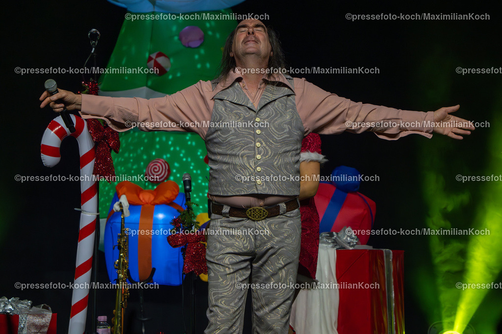 KKU20122401026 | 20.12.2024, xkkux, Düsseldorf, Mitsubishi Electric HALLE,  Die Band Guildo Horn und Die Orthopädischen Strümpfe performen bei ihrem Show-Konzert Weihnachten mit Guildo