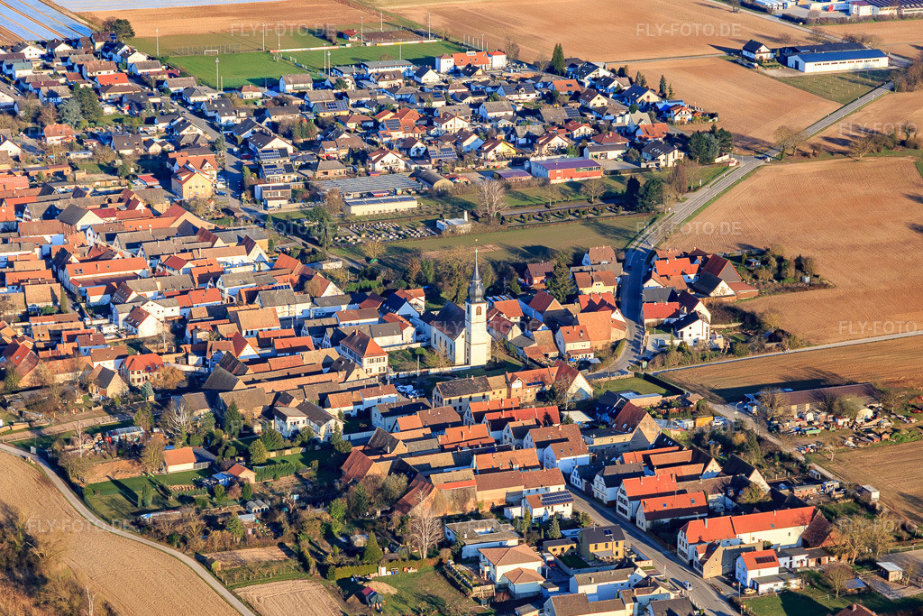 Luftbild: Dorfansicht von Westen mit Evangelische Kirche in Freisbach im Bundesland Rheinland-Pfalz in Deutschland. Foto: IMG_126067.jpg vom 07.03.2021 durch Werner Riehm/FLY-FOTO.de