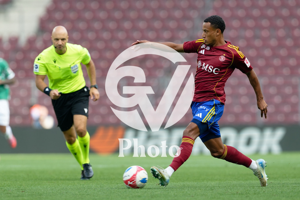 Brack Super League - Servette FC v FC Saint-Gall | Lilian Njoh (14 Servette FC) passes the ball during the Brack Super League match between Servette FC and FC Saint-Gall at Stade de Geneve in Geneva, Switzerland