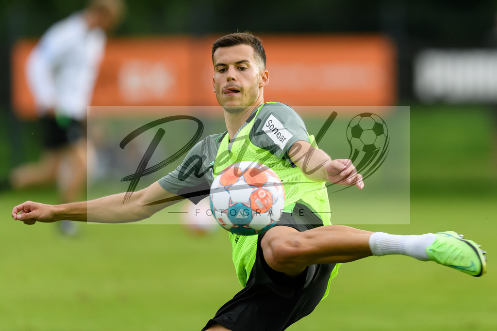 TRABMG20210719_133 | Fussball, Herren: Laszlo Benes (Borussia Moenchengladbach) in Aktion, am Ball, Einzelaktion beim Training von Borussia Moenchengladbach waehrend des Trainingslagers auf dem Trainingsplatz am Hotel Klosterpforte am 19.07.2021 in Harsewinkel, Deutschland. - Realisiert mit Pictrs.com