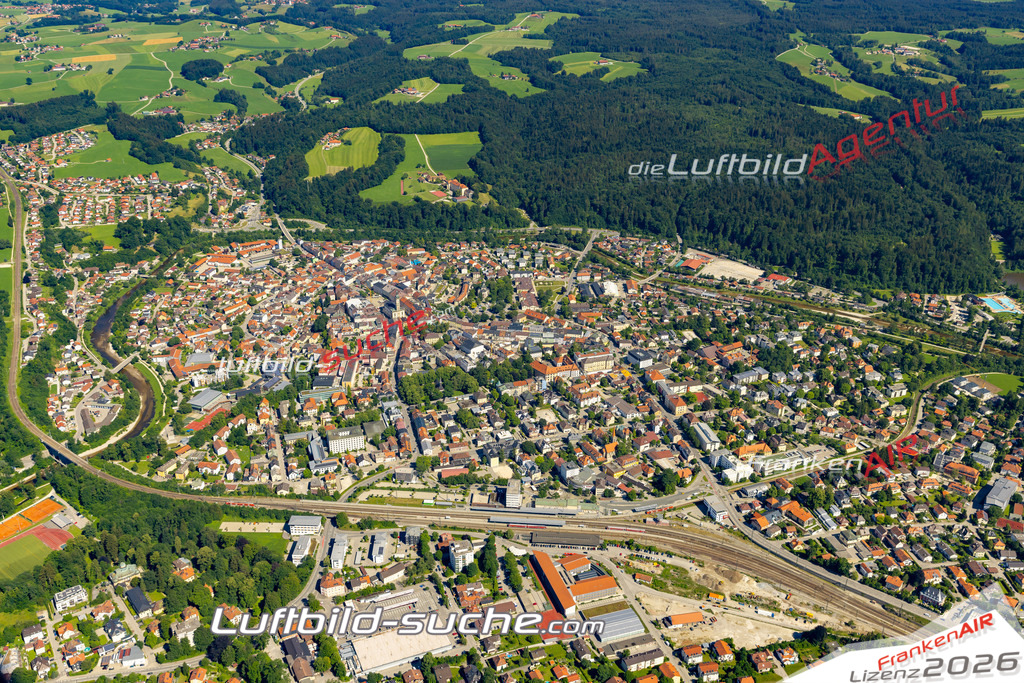 Aktuelles Luftbild von  Traunstein - Die Luftaufnahme wurde 2022 mittels UL-Flugzeug erstellt ( keine Drohne ) - hochauflösende Kamera-Systeme von  Canon -Beste Qualität - Für grossformatige Ausdrucke geeignet. Die Geschenkidee !