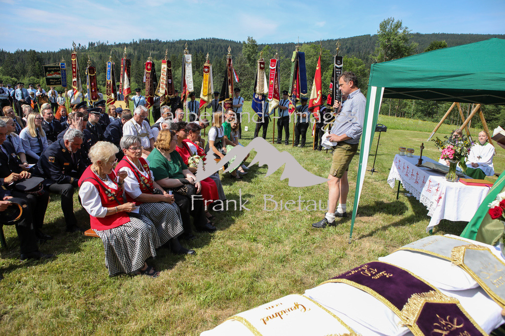 OE7A0336 | Feldgottesdienst hinter der Ludwigsthaler Kirche mit Segnung des neuen Fahrzeug der FFW, Grußwort des Bürgermeisters