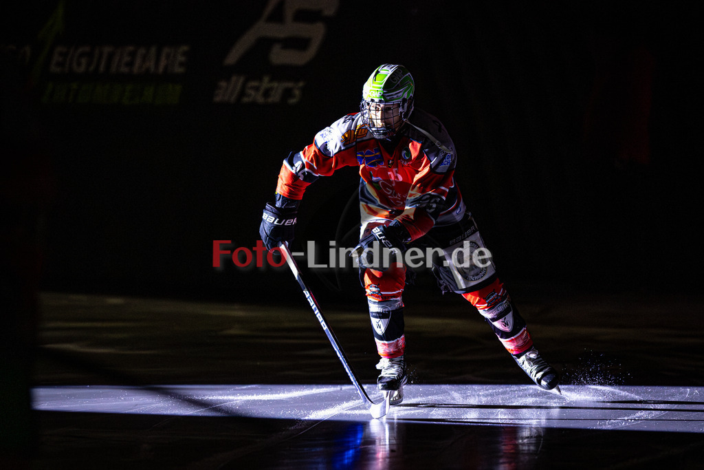 TSV Peißenberg MINERS gegen EHC Königsbrunn PINGUINE | Eishockey Bayernliga Herren Playoffs Viertelfinale 2024/25 - Spiel 6 von 7, TSV Peißenberg MINERS gegen EHC Königsbrunn PINGUINE, 20250221,Moritz BIRKNER (MINERS 95) beim Einlauf, Eröffnung,2025-02-21 in Peißenberg (Eisstadion Peißenberg)Moritz BIRKNER (MINERS 95)Copyright: WolfgangxLindner foto-lindner.de