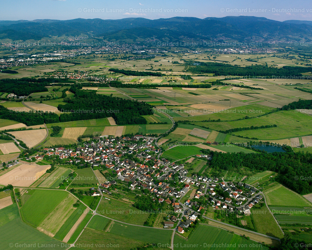 2526106 | MOOS 01.08.2005 Landwirtschaftliche Nutzflächen und Feldgrenzen  umsäumen das Siedlungsgebiet des Dorfes in Moos im Bundesland Baden-Württemberg, Deutschland // Agricultural land and field boundaries surround the settlement area of the village  in Moos in the state Baden-Wuerttemberg, Germany Foto: Gerhard Launer