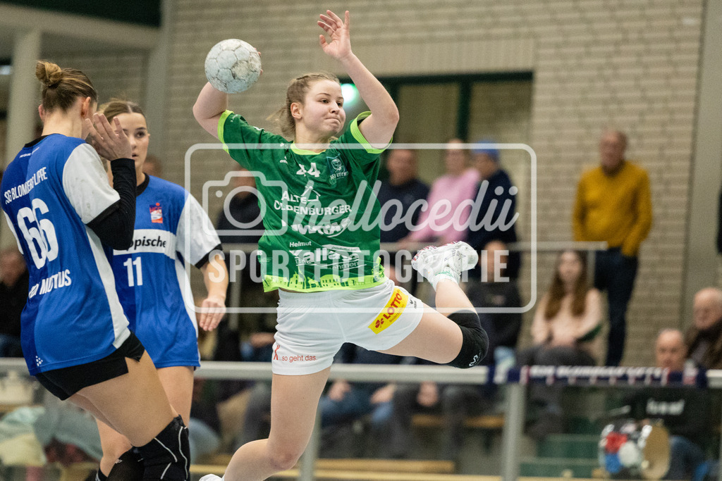 Vechta_Blomberg-09 | Alina von Mutius (66, HSG Blomberg-Lippe II) kommt zu spät und Maya Janßen (44, SC SFN Vechta) wirft den Ball auf das Tor. - Realisiert mit Pictrs.com