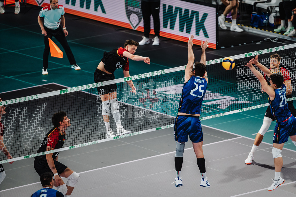 Volleyball | Männer | Testspiel | Deutschland vs. Italien | 26.05.2025 | Theo Mohwinkel (#32, Deutschland) beim Angriff
