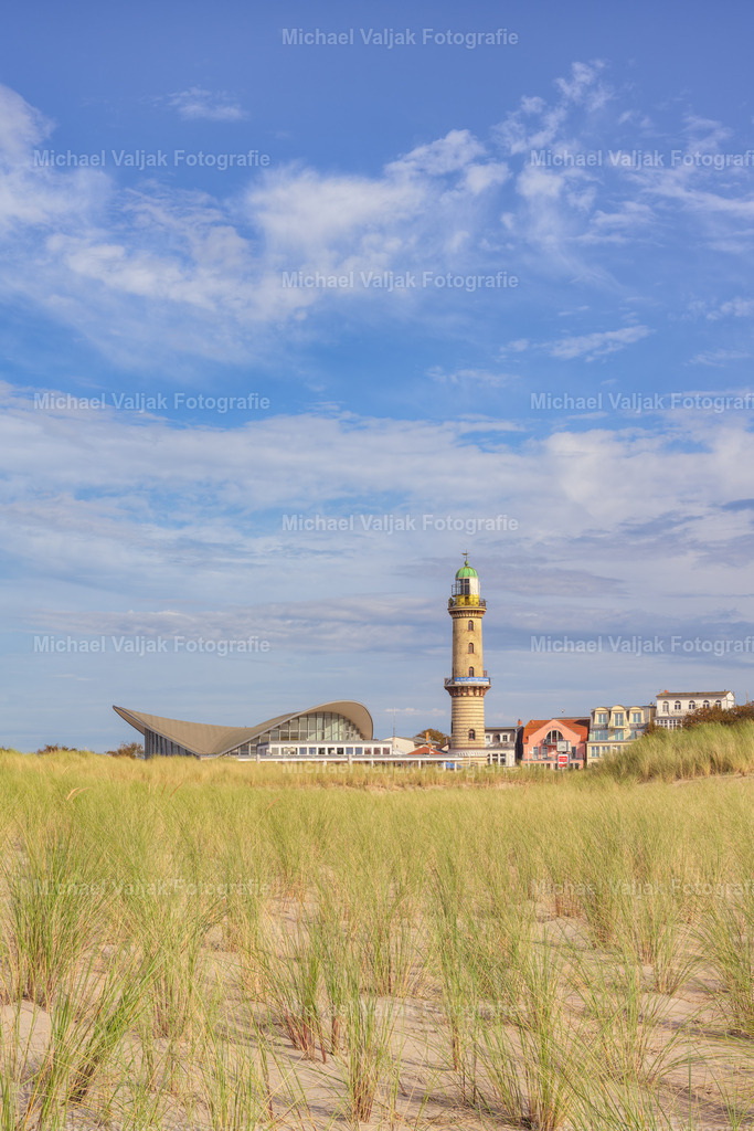 Teepott und Leuchtturm Warnemünde | Teepott und Leuchtturm Warnemünde sind zwei der bekanntesten Sehenswürdigkeiten an der Ostseeküste. Der Teepott ist ein markantes Gebäude mit einer geschwungenen Dachkonstruktion, das ein Restaurant, ein Café und ein Museum beherbergt. Der Leuchtturm Warnemünde ist ein 37 Meter hoher Turm, der seit 1898 den Schiffen den Weg weist. - Realisiert mit Pictrs.com