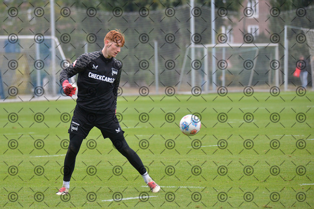 RGE_6207b | Hertha BSC, 2.Bundesliga, Herren, Training, Saison 2025/26, Torwart Konstantin Heide ( Hertha BSC ),  Fotograf:  Ralf Gebhardt - Realisiert mit Pictrs.com