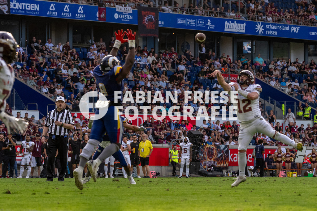 GER Rhein Fire vs. Alpine Rams, American Football, AFLE, Saison 2026, 01.08.2026 | Tom Wolf (Rhein Fire, #12) passspiel, GER Rhein Fire vs. Alpine Rams, American Football, AFLE, Saison 2026, 01.08.2026Foto: Eibner-Pressefoto/Fabian Friese - Realisiert mit Pictrs.com