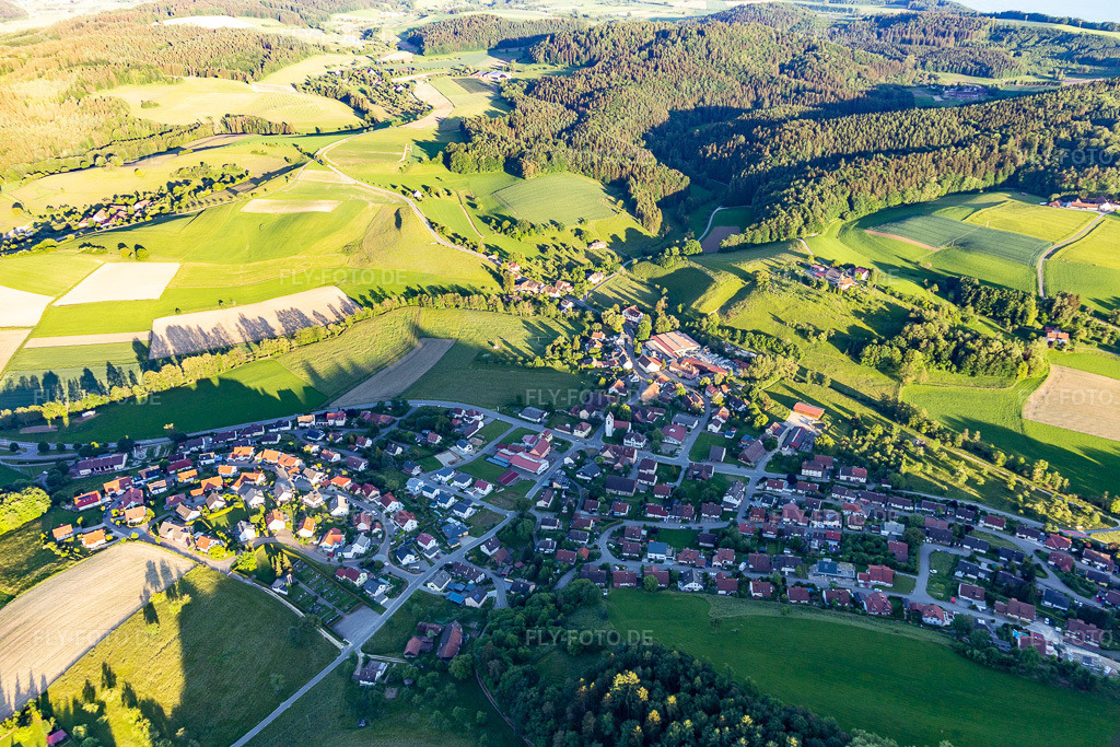 Luftbild: Winterspüren im Ortsteil Winterspüren in Stockach im Bundesland Baden-Württemberg in Deutschland. Foto: IMG_132073.jpg vom 26.05.2022 durch Werner Riehm/FLY-FOTO.deLinks zu Social Media Seiten