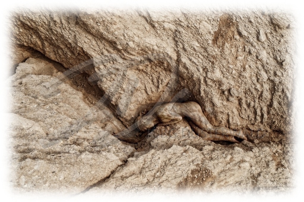 NatureArt-SANDBERGE_0946b2 | Schlaf in Geländespalte | #012 | Modell: Tatjana Heinz | Foto: Hendrik Penschuck - Realisiert mit Pictrs.com