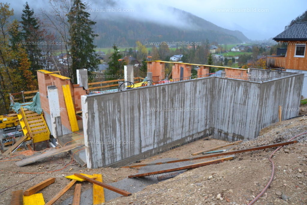 Betonwände | Frisch ausgeschalte Ortbetonwände für Wohnhaus in Hanglage