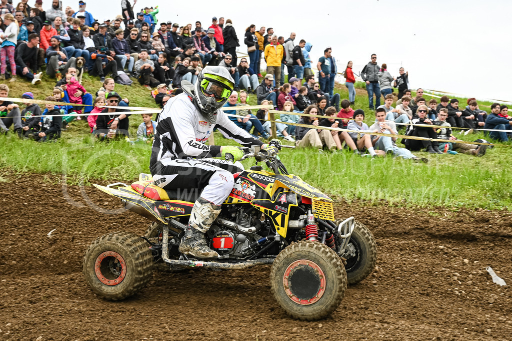 Motocross Schlatt bei Winterthur - 30. April 2023 | Quadfahrer in der Kategorie Quad am Motocross Schlatt bei Winterthur, 30. April 2023. 
Instagram: @mx_schlatt | @mc_wila | @sam_schweiz
Bild: Sportfotografie Markus Aeschimann | www.markus-aeschimann.ch - Realisiert mit Pictrs.com