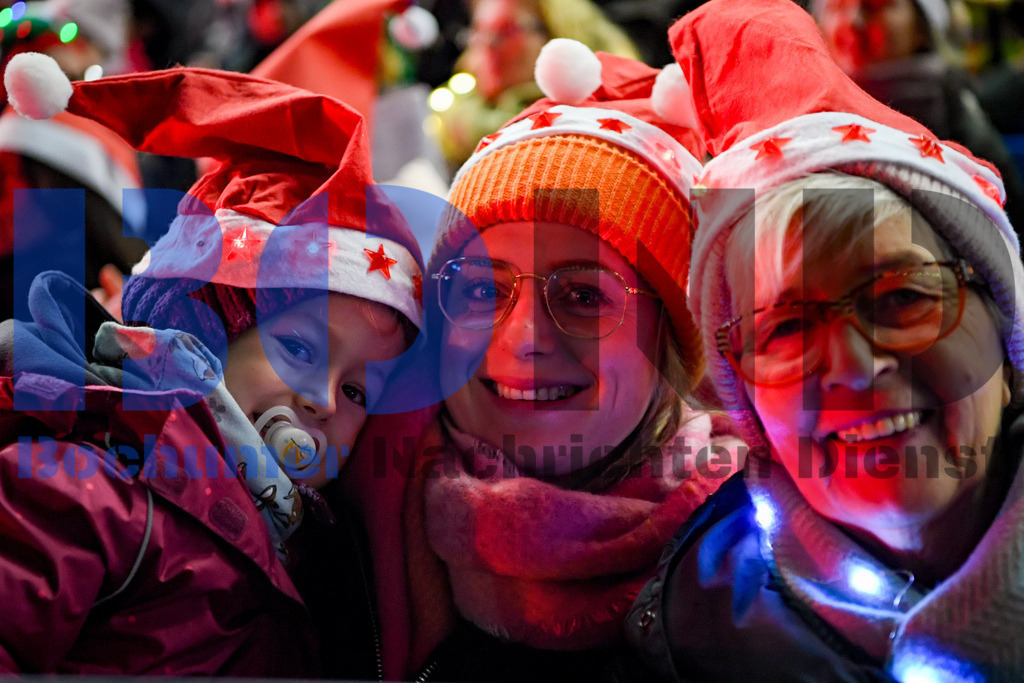 Weihnachtssingen im Stadion | {headline}



(Foto: Christian Schnaubelt / BOND)

 - Realisiert mit Pictrs.com