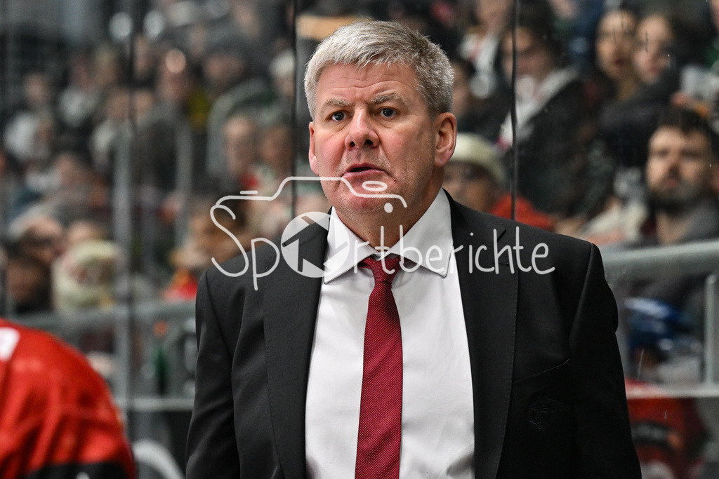 Augsburger Panther - Nürnberg Ice Tigers | AUGSBURG, GERMANY - 23. DECEMBER: im Bild Bill PETERS Trainer Augsburger Panther / Einzelfoto / Freisteller während dem Match zwischen den Augsburger Panthern und den Nürnberg Ice Tigers am 31. Spieltag der Penny DEL im Curt Frenzel Stadion
