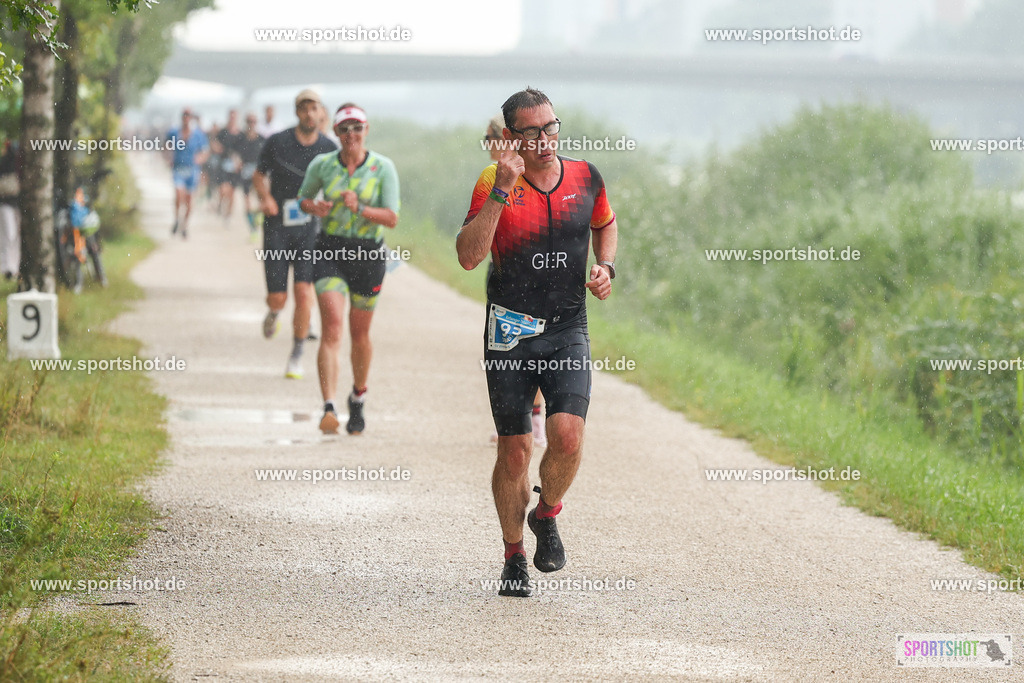 LUR_1286 | 34. M-net Erlanger Triathlon 2025 #erlangertriathlon  #mnettriathlon2025 #mnettriathlon #team #olympischedistanz #mitteldistanz #triathlon #maindonaukanal  #erlangertriathlon2025 #yourpictrs #tv1848 #tv1848erlangen  #triathlonbayern #sportinerlangen #demsportverbunden #sportshot_your_pictrs Copyright: www.sportshot.de
