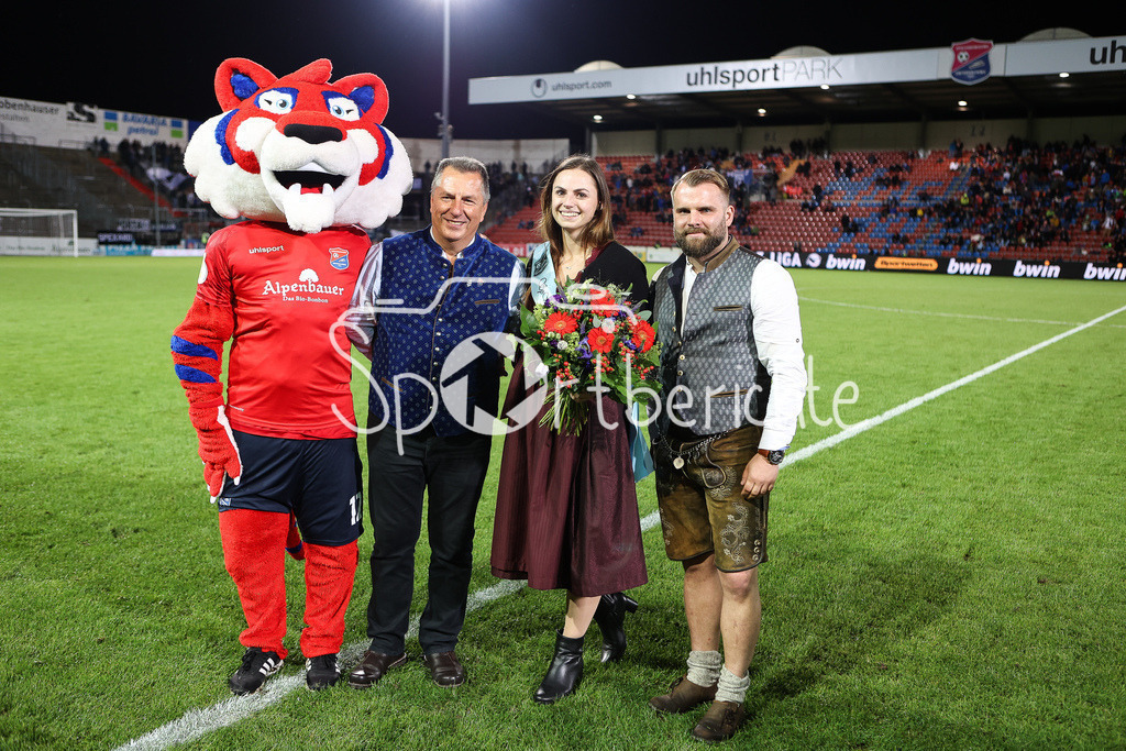 SpVgg Unterhaching - Arminia Bielefeld | Peter Wagstyl und Quirin Friedel kuehren in der Halbzeit der erste Wiesen Maedel der SpVgg Unterhaching / DFL REGULATIONS PROHIBIT ANY USE OF PHOTOGRAPHS AS IMAGE SEQUENCES AND/OR QUASI-VIDEO
