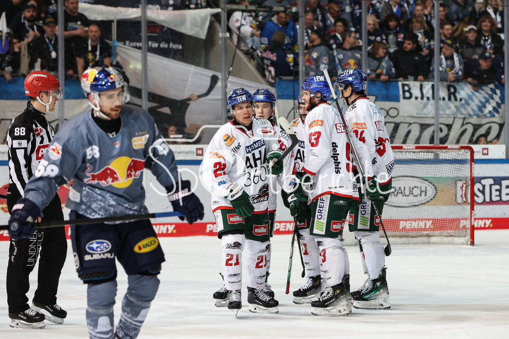 EHC München - Augsburger Panther | Freude bei Jere KARIJALAINEN (AEV #21) nach seinem Tor zum 2-4 im Powerplay / Jubel / Torschuezte /