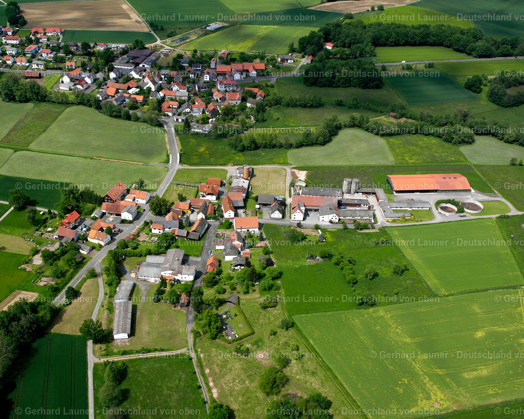 2614309 | ILSDORF-SOLMS 09.06.2006 Landwirtschaftliche Nutzflächen und Feldgrenzen  umsäumen das Siedlungsgebiet des Dorfes in Ilsdorf-Solms im Bundesland Hessen, Deutschland // Agricultural land and field boundaries surround the settlement area of the village  in Ilsdorf-Solms in the state Hesse, Germany Foto: Gerhard Launer
