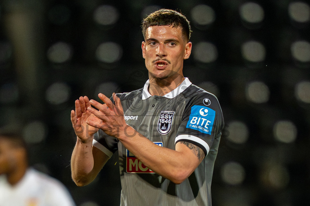 VfB Stuttgart II vs. SSV Ulm 1846 Fussball, Fussball, 3. Liga, 32. Spieltag, 08.04.2026 | Luca Bazzoli (SSV Ulm 1846 Fussball, #18) feuert sein Team nach dem Ausgleich an,VfB Stuttgart II vs. SSV Ulm 1846 Fussball, Fussball, 3. Liga, 32. Spieltag, 08.04.2026DFB regulations prohibit any use of photographs as image sequences and/or quasi-video