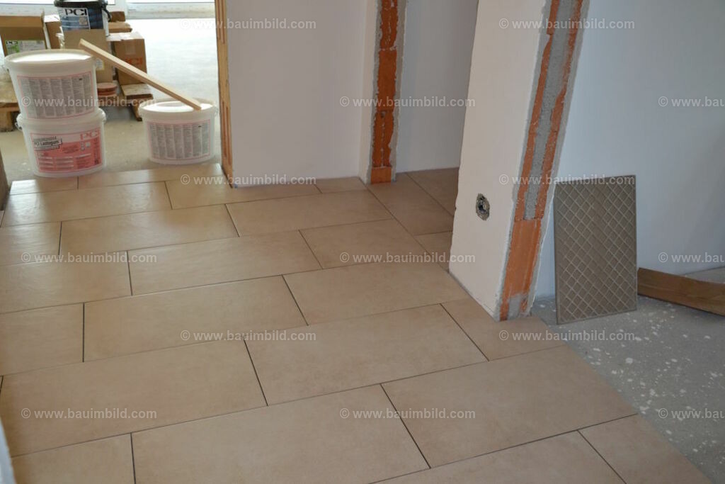 bib-lg21-fliesenlegerarbeiten-0064 | Nach LV-Leistungsgruppen sortierte Detailfotos über den Bau eines Hauses. Alle Hausbau-Bilder direkt vom Urheber und Autor der Website Haus-Selber-Bauen.com