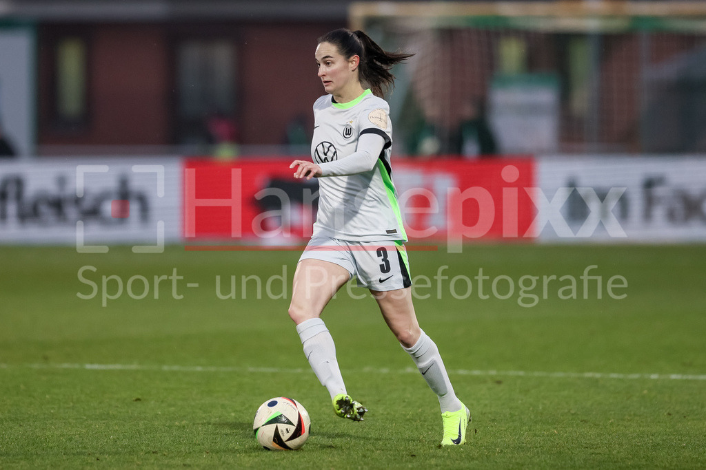 Fussball, Google Pixel Frauen-Bundesliga, SV Werder Bremen - VfL Wolfsburg | v.li.: Caitlin Dijkstra (VfL Wolfsburg, 3) am Ball, Freisteller, Einzelbild, Ganzkörper, Aktion, Action, Spielszene, DIE DFB-RICHTLINIEN UNTERSAGEN JEGLICHE NUTZUNG VON FOTOS ALS SEQUENZBILDER UND/ODER VIDEOÄHNLICHE FOTOSTRECKEN. DFB REGULATIONS PROHIBIT ANY USE OF PHOTOGRAPHS AS IMAGE SEQUENCES AND/OR QUASI-VIDEO.
