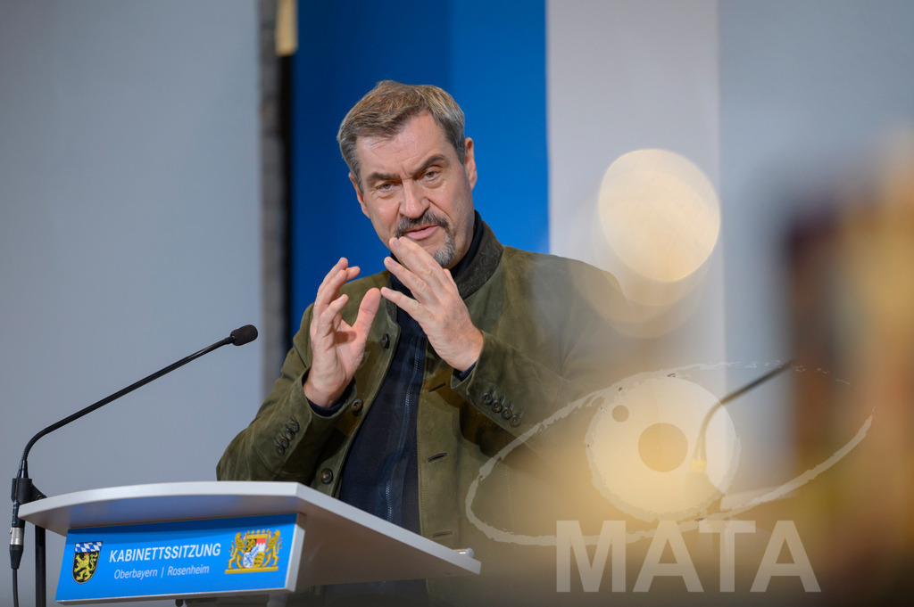 _DW04884 | Bayerns Ministerpräsident Markus Söder (CSU) bei einer Pressekonferenz im Lokschuppen. Rosenheim, 02.12.2025 Bayern Deutschland - Realisiert mit Pictrs.com