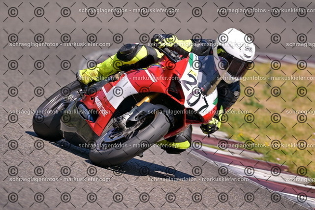 26bt05-1060 | markuskiefer.com - Realisiert mit Pictrs.com
