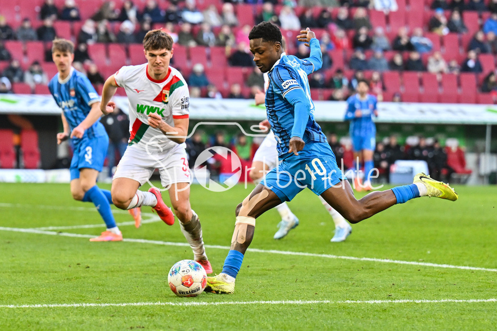 FC Augsburg - 1. FC Heidenheim | AUGSBURG, GERMANY - 15. FEBRUARY: Christian Joe CONTEH (1. FC Heidenheim 10) versucht es hier mit einem Torschuss während dem Bundesligamatch zwischen dem FC Augsburg und dem 1. FC Heidenheim am 22. Spieltag in der WWK-Arena / DFL REGULATIONS PROHIBIT ANY USE OF PHOTOGRAPHS AS IMAGE SEQUENCES AND/OR QUASI-VIDEO