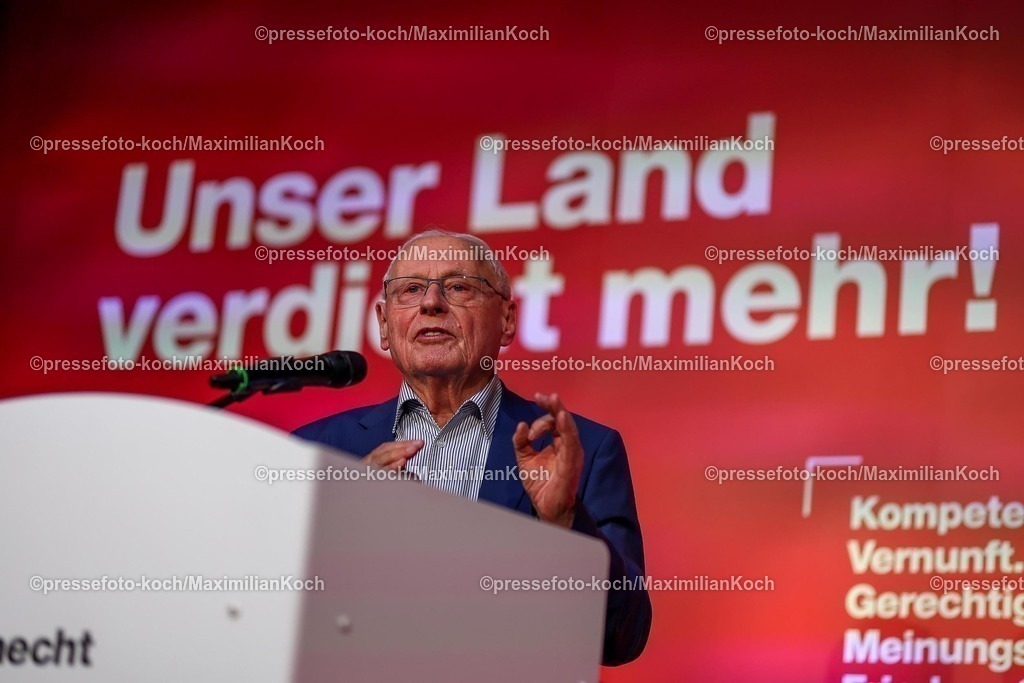 Wup06022501045 | 06.02.2025, Wahlkampfveranstaltung Bündnis Sahra Wagenknecht - Der Politiker Oskar Lafontaine bei seiner Rede in der Alten Papierfabrik in Wuppertal. 