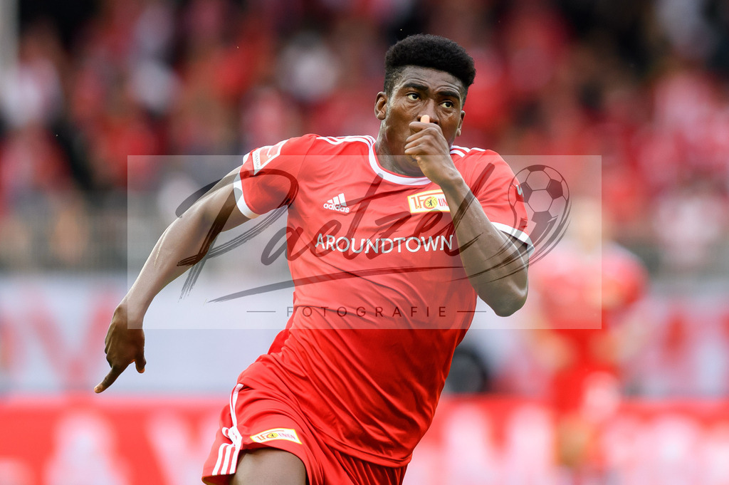 FCUBMG20210829_128 | Fussball, Herren: Taiwo Awoniyi (1.FC Union Berlin) schaut beim Spiel der 1. Bundesliga zwischen 1. FC Union Berlin und Borussia Moenchengladbach im Stadion An der Alten Foersterei am 29.08.2021 in Berlin, Deutschland. - Realisiert mit Pictrs.com
