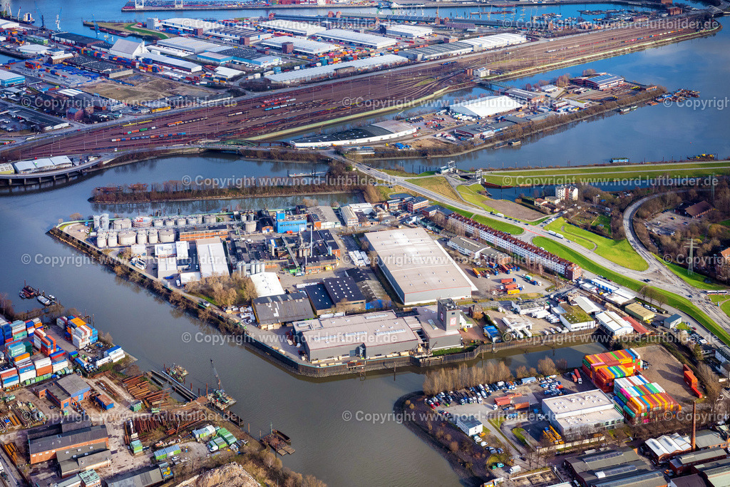 Hamburg_Wilhelmsburg_Industriegebiet_Hywax_ELS_2865040223 | HAMBURG 04.02.2023 Hafenanlagen Industiebetriebe am Ufer des Hafenbeckens am Klütjenfelder Hafen entlang der Klütjenfelder Straße im Ortsteil Wilhelmsburg in Hamburg, Deutschland. Weiterführende Informationen bei: Hywax GmbH. // Port facilities industrial plants on the banks of the harbor basin at Kluetjenfelder Hafen along Kluetjenfelder Strasse in the district Wilhelmsburg in Hamburg, Germany. Further information at: Hywax GmbH. Foto: Martin Elsen
