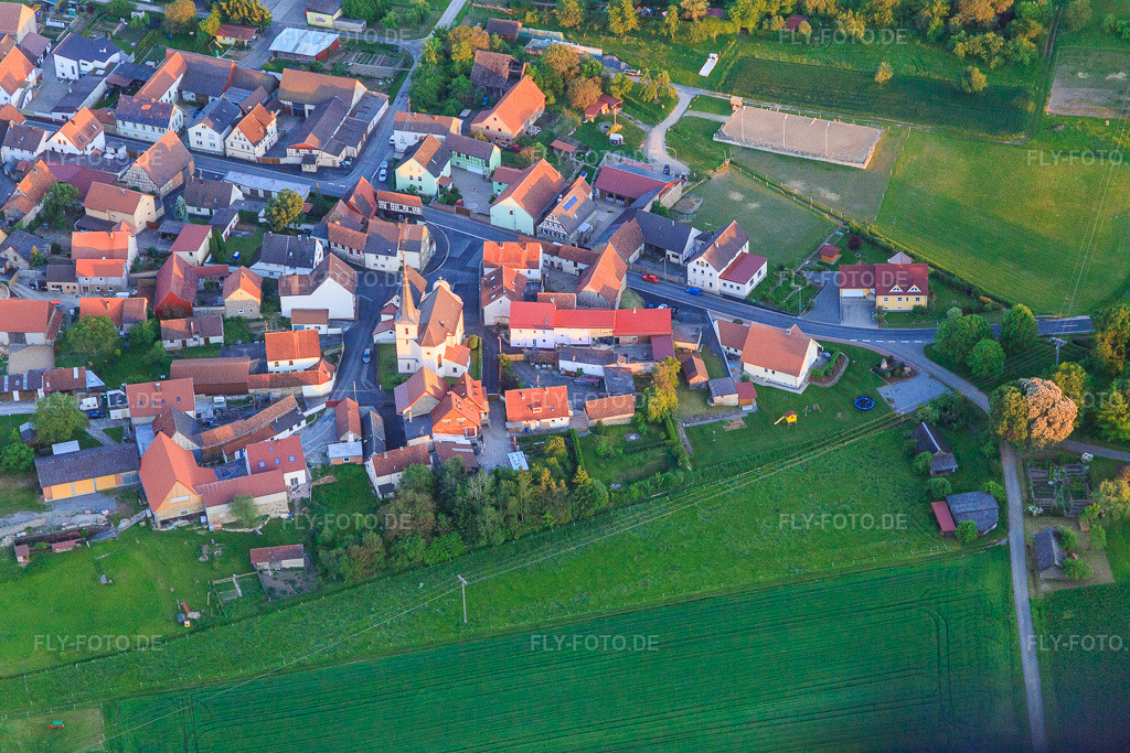 Luftbild: Dorfrand mit Kirche St. Vitus aus Norden im Ortsteil Kaisten in Wasserlosen im Bundesland Bayern in Deutschland. Foto: IMG_099942.jpg vom 25.05.2017 durch Werner Riehm/FLY-FOTO.deMenüpunkt öffnen/schließen