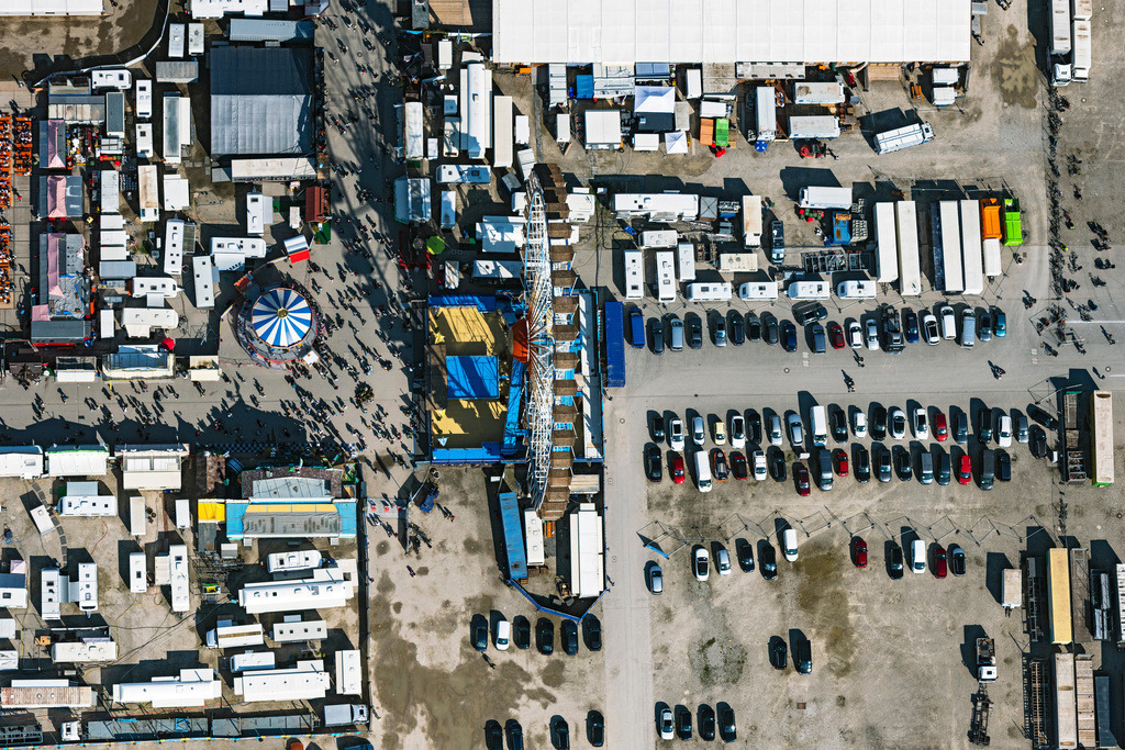 dr__0095927.jpg | MüNCHEN 28.04.2022 Senkrecht- Luftbild aus der Satelliten- Perspektive vom Kirmes - und Rummel- Veranstaltungsgelände beim Volksfest " Frühlingsfest " an der Straße Bavariaring in München im Bundesland Bayern, Deutschland. // Vertical aerial view from the satellite perspective of the fair - event location at festival " Fruehlingsfest " in Munich in the state Bavaria, Germany. Foto: Daniel Reiter