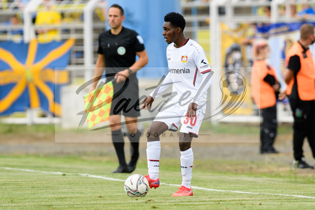 LLELEV20210807_101 | Fussball, Herren: Jeremie Frimpong (Bayer 04 Leverkusen) in Aktion, am Ball, Einzelaktion beim Spiel der 1. Runde im DFB-Pokal zwischen 1. FC Lokomotive Leipzig und Bayer 04 Leverkusen im Bruno-Plache-Stadion am 07.08.2021 in Leipzig, Deutschland.DFB / DFL REGULATIONS PROHIBIT ANY USE OF PHOTOGRAPHS AS IMAGE SEQUENCES AND/OR QUASI-VIDEO. - Realisiert mit Pictrs.com