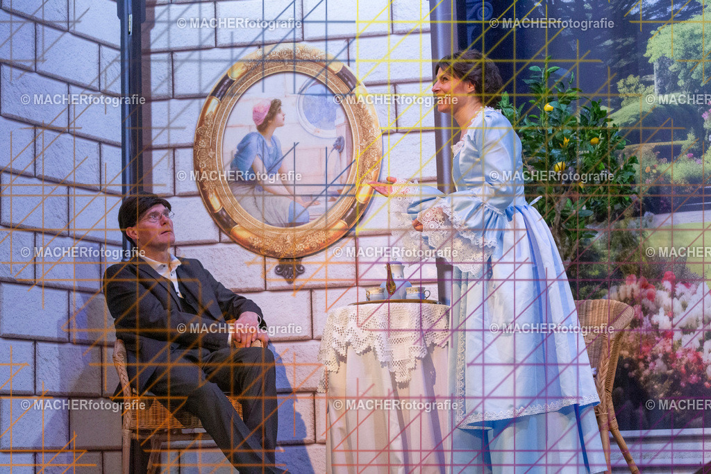 401_MFL-2025 | Portraitbilder von Regisseur; Darsteller; Techniker; Maske; Kostüme; Chor; Musiker; Bilderserie der Generalprobe und der Premierenvorstellung, Szenenbilder; Ausdrucksstudien; Bühnenüberblick; Bühnenkulissen; Pressefotos inkl. Redaktionsfoto Darstellergruppe.