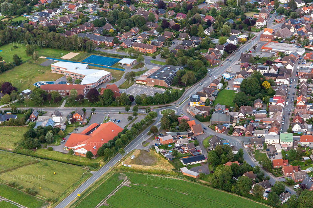 Luftbild: Ortseingang in Wesselburen im Bundesland Schleswig-Holstein in Deutschland. Foto: IMG_007914.jpg vom 08.07.2020 durch Werner Riehm/FLY-FOTO.de