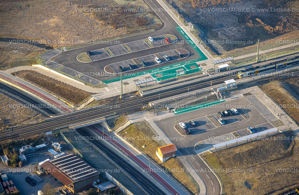 Hamm250200518Rhynern | Luftbild, geplante Nahverkehrsverbindung mit Haltepunkt in Westtünnen, Baustelle am Südfeldweg und Von-Thünen-Straße für den künftigen Bahnhaltepunkt, Bahnlinie mit Eisenbahnbrücke, Parkplätze, Stadtbezirk Rhynern, Hamm, Ruhrgebiet, Nordrhein-Westfalen, Deutschland