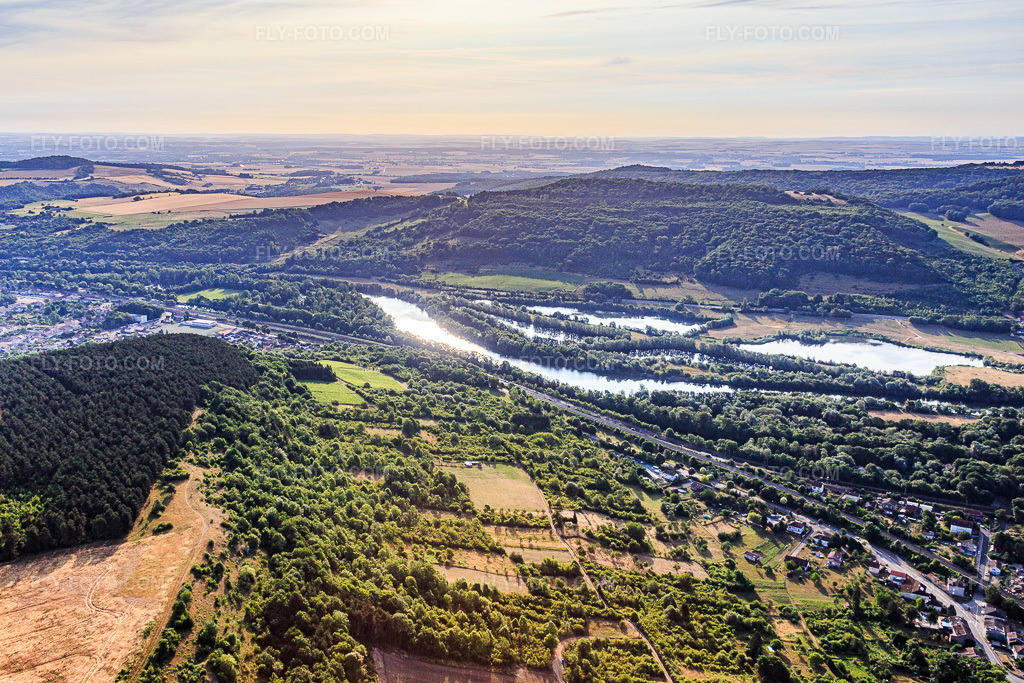 Aerial view: View of the town from the southwest in Arnaville in the state Meurthe et Moselle, France. – Photo: IMG_083243.jpg taken on 07/12/2015 by Werner Riehm/FLY-FOTO.com – Resolution of the original: 4911 x 3274 px