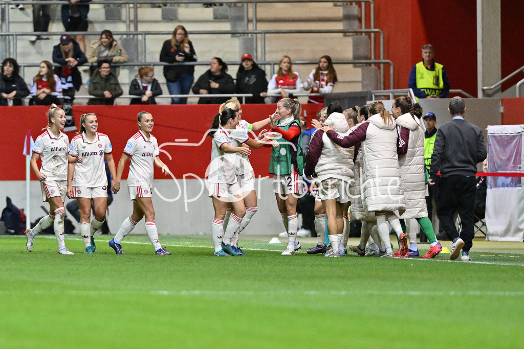 FC Bayern München Frauen - Arsenal London Frauen | Jubel der FCB Frauen nach dem Treffer zum 4-2 druch Pernille HARDER (FCB #21) / Freude / Happy / Tor / Torschuetzin / UEFA Womens Champions League: FC Bayern München Frauen - Arsenal London Frauen, FC Bayern Campus am 09.10.2024