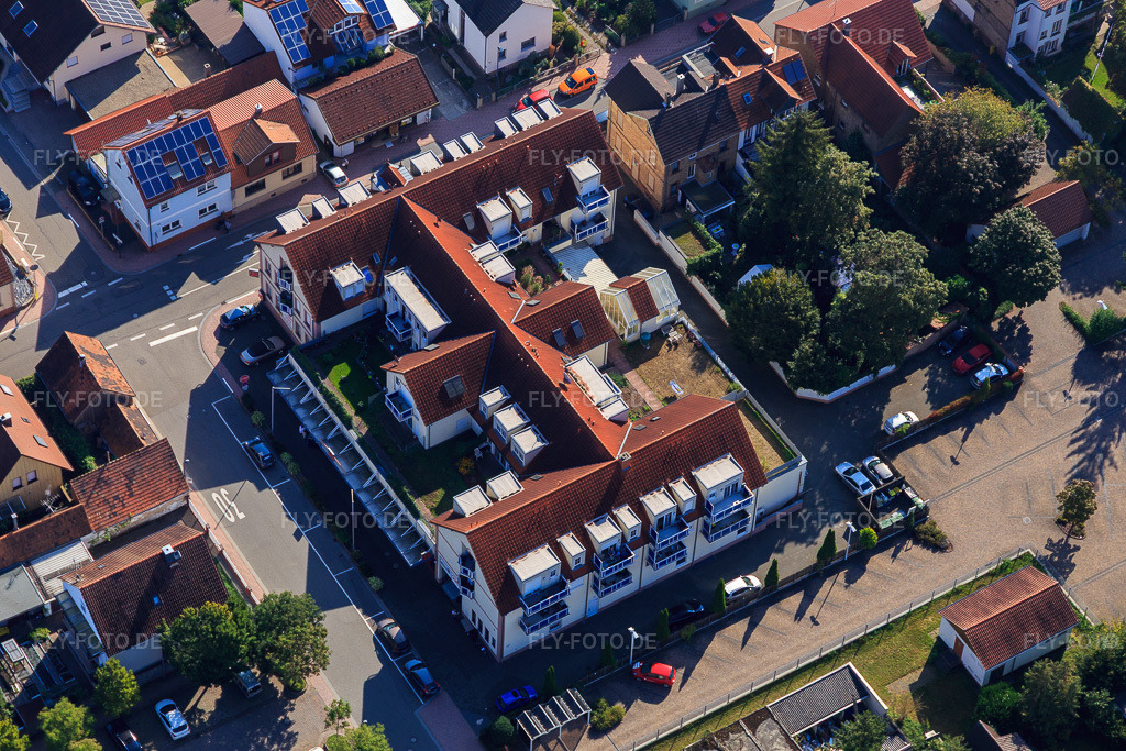 Luftbild: Wohn- und Geschäftshaus an der Sommerstraße x. Bahnhofstraße mit KiK Kandel in Kandel im Bundesland Rheinland-Pfalz in Deutschland. Foto: IMG_094944.jpg vom 24.09.2016 durch Werner Riehm/FLY-FOTO.deGünstige Mode, Deko und mehr | KiK Onlineshop