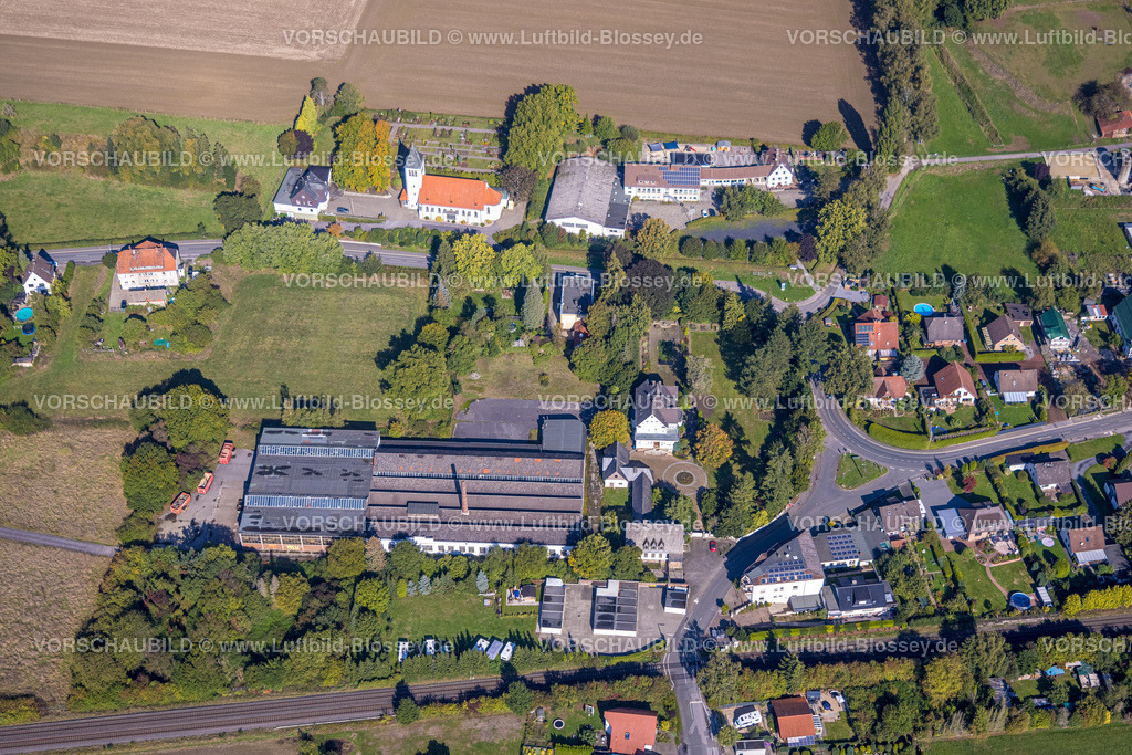 Froendenberg220901246 | Luftbild, Kath. Kirche Christ-König, Friedhof, altes Firmengelände, Frohnhausen, Fröndenberg/Ruhr, Ruhrgebiet, Nordrhein-Westfalen, Deutschland