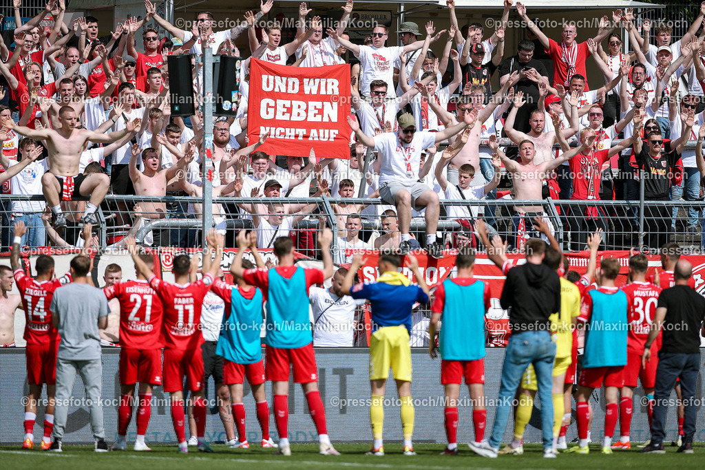Koe3Liga11052401047 | 11.05.2024, Köln, Fußball, bwin 3. Liga Herren, Sportpark Höhenberg, 37. Spieltag, Saison 2023 2024, FC Viktoria Köln – Jahn Regensburg: Nach dem enttäuschenden 1:1 Unentschieden stellt sich die Mannschaft aus Jahn Regensburg dem Gespräch mit den Fans im Gästeblock. Banner Schriftzug und Wir geben nicht auf. 
DFB regulations prohibit any use of photographs as image sequences and or quasi-video.
