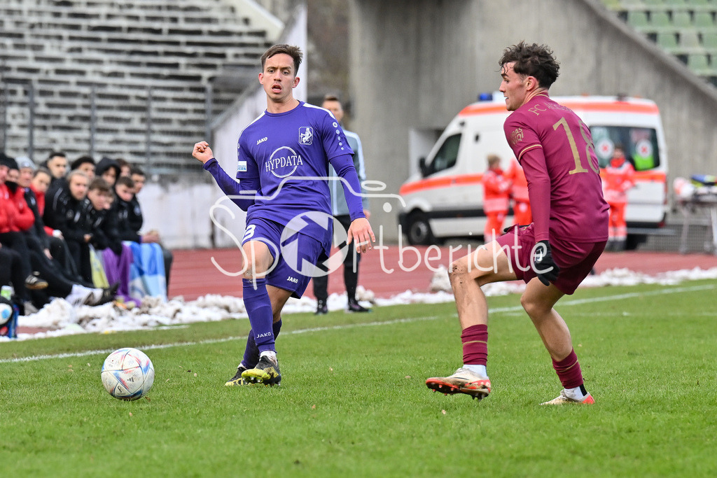 TSV Schwaben Augsburg - FC Augsburg II | im Duell Simon GAIL (TSV Schwaben Augsburg #8) und Tobias HORN (FC Augsburg II 18) / zweikampf / Regionalliga Bayern: TSV Schwaben Augsburg - FC Augsburg II, Rosenaustadion am 23.11.2024