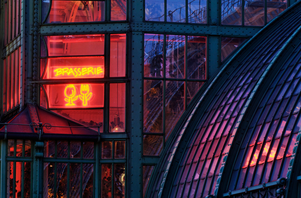 Brasserie im Palmenhaus | Wien, Austria - December 15, 2009: Brasserie im Palmenhaus zur Abendzeit. - Realisiert mit Pictrs.com