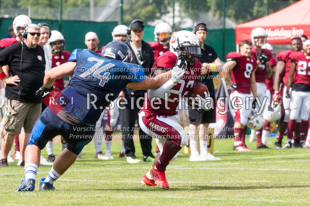 American Football, Saison 2022, Regionalliga Nord, Hamburg Blue Devils - Hamburg Pioneers, Dr.-Hermann-Schnell-Sportplatz (Hamburg), 13.08.2022, 8. Gameweek | Brandon Beisker (#74, Blue Devils, DL), Kevin Abrokwa (#22, Pioneers, RB)
