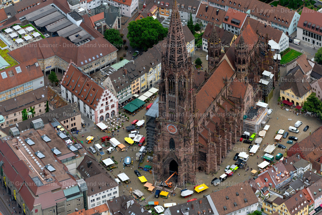 4032860 | FREIBURG IM BREISGAU 30.06.2020 Der Münsterturm vom Freiburger Münster im Altstadt- Zentrum in Freiburg im Breisgau im Bundesland Baden-Württemberg, Deutschland. Weiterführende Informationen bei: Stadt Freiburg im Breisgau. // Church building Freiburger Muenster and market activities in the Old Town- center of downtown Freiburg im Breisgau in the state Baden-Wurttemberg, Germany. Further information at: Stadt Freiburg im Breisgau. Foto: Gerhard Launer